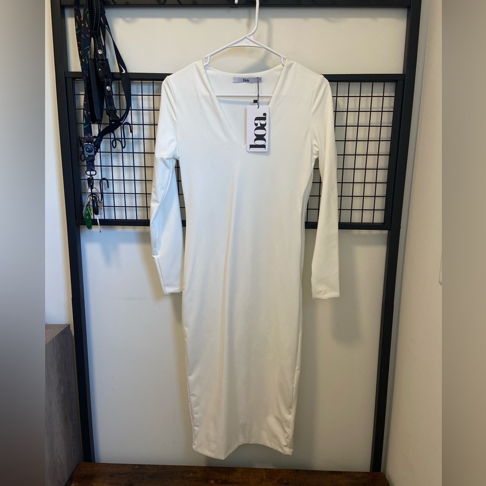 NWT | BOA women’s long sleeve v-neck midi dress‎ — small